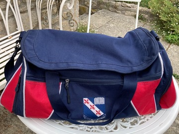 Selling with online payment: Crested navy sport bag